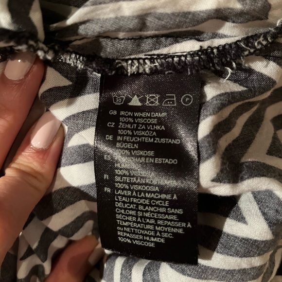 H&M skirt, black and white. Size 4. Great condition. - Picture 2 of 5